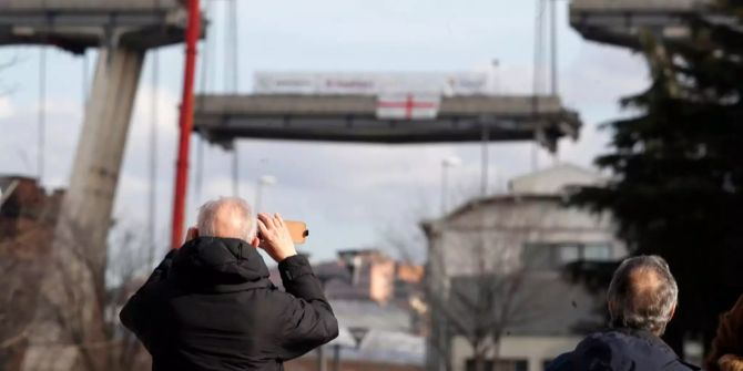 Anwohner begutachten den Abbau der Morandi Brücke in Genua.