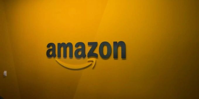 Das Logo von Amazon auf gelbem Hintergrund. Der Streamindienst Amazon Prime startet mehr als 20 Eigenproduktionen.
