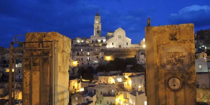 Blick auf die beleuchtete Altstadt von Matera (I).