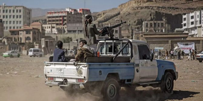 Huthi-Rebellen fahren während einer Versammlung auf einem Pick-up.