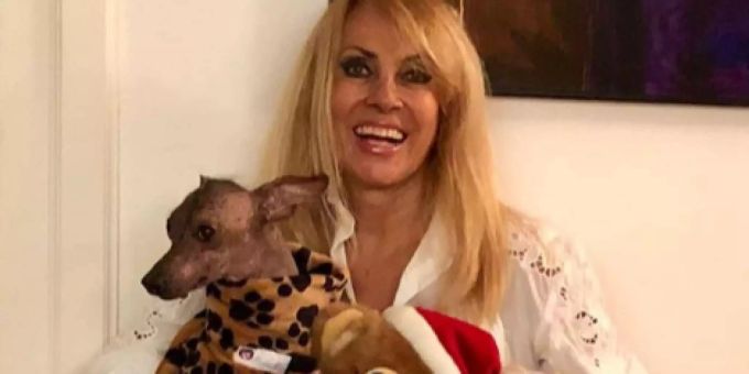 Jetset-Lady Vera Dillier nimmt ihren Hund in die Arme.