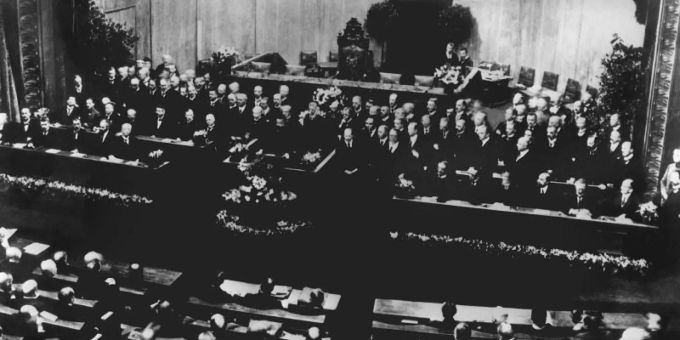 Am 6. Februar 1919 tritt die Verfassungsgebende Deutsche Nationalversammlung in Weimar erstmalig zusammen, die Eröffnungsrede hält der Volksbeauftragte Friedrich Ebert. Foto: dpa Am 6. Februar 1919 tritt die Verfassungsgebende Deutsche Nationalversammlung in Weimar erstmalig zusammen, die Eröffnungsrede hält der Volksbeauftragte Friedrich Ebert. Foto: dpa