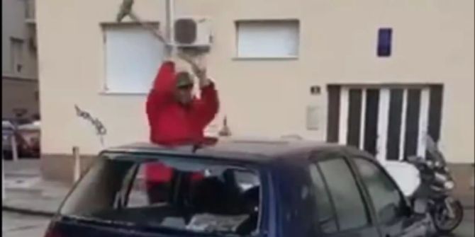 Der mann zerstörte sein eigenes Auto.