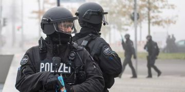 Bewaffnete Polizeikräfte sichern während einer Anti-Terror-Übung.