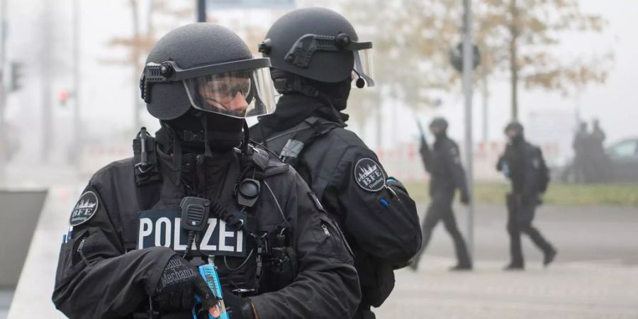 Bewaffnete Polizeikräfte sichern während einer Anti-Terror-Übung.