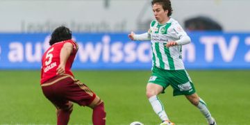 Gianluca Gaudino kämpft mit Levent Gülen um den Ball