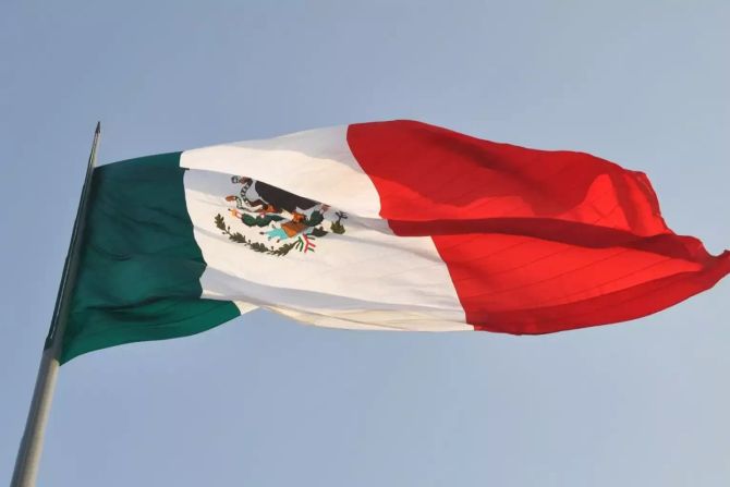 Eine mexikanische Flagge weht im Wind.