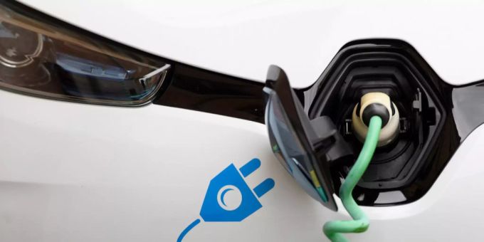 Batterieherstellung soll in Europa gefördert werden. Ein Elektroauto wird aufgeladen.