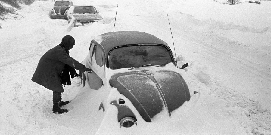 Ein Autofahrer ist im Schnee stecken geblieben.