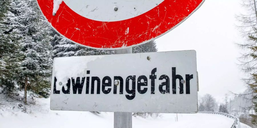 Ein Schild mit der Aufschrift Lawinengefahr.