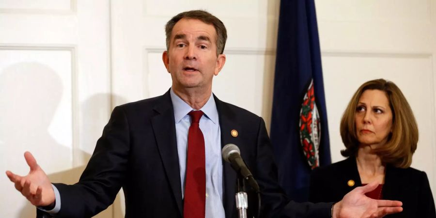 Ralph Northam hält eine Pressekonferenz.