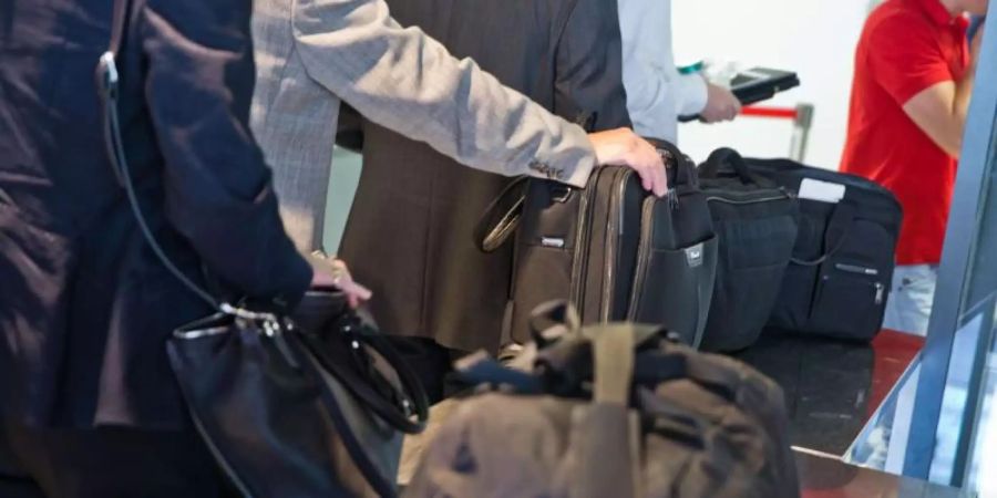 Die neuartigen Passagier- und Handgepäckkontrollen am Frankfurter Flughafen sind nach Einschätzung der Bundespolizei deutlich effizienter als die bisherigen. Foto: Frank Rumpenhorst