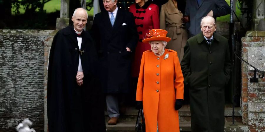 Die Queen höchstpersönlich erschien komplett in orange.