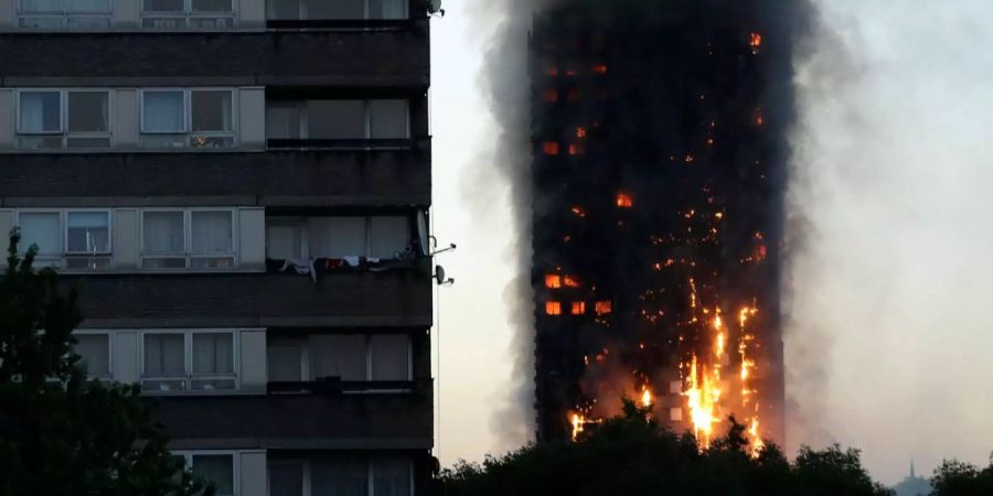 Die 24 Stockwerke des Wohnturms Grenfell brennen lichterloh.