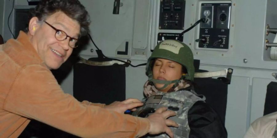 Al Franken entschuldigte sich für dieses Foto und sagte, er fühle sich von sich selbst «angewidert».