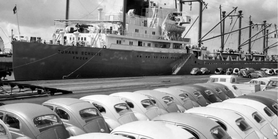 Der damals grösste Autotransporter der Welt, die «Johann Schulte», nimmt am 20.5.1963 im Hamburger Hafen 1750 VW-Käfer an Bord. Vor 40 Jahren lief der letzte in Deutschland produzierte Käfer dort vom Band.