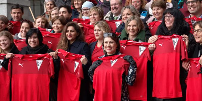 Frauenquote - Mit Trikots für mehr Bundesrätinnen