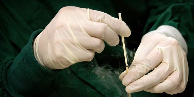 Der chinesische Wissenschaftler He Jiankui behauptet, er habe geholfen, die ersten genetisch veränderten Babys der Welt zu zeugen. Zhou Xiaoqin entfernt die Kältespeicherscheide aus einem Behälter für einen Embryo.