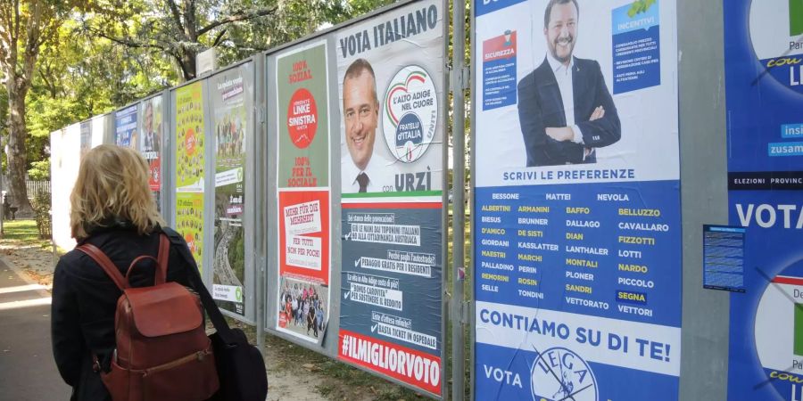 Wahlkampfplakate verschiedener Parteien, unter anderem der Lega von Italiens Innenminister Matteo Salvini, hängen an Plakatwänden.