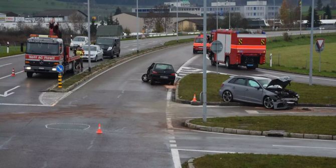 Die zwei Autos stehen nach dem Zusammenstoss auf beziehungsweise neben der Strasse.