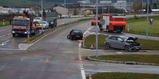 Die zwei Autos stehen nach dem Zusammenstoss auf beziehungsweise neben der Strasse. Die zwei Autos stehen nach dem Zusammenstoss auf beziehungsweise neben der Strasse.