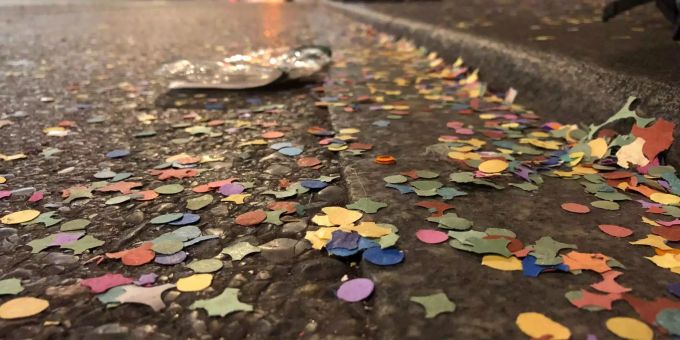 Konfetti in allen Farben liegen auf den Strassen von Bern nach dem Zibelemärit. Konfetti in allen Farben liegen auf den Strassen von Bern nach dem Zibelemärit.