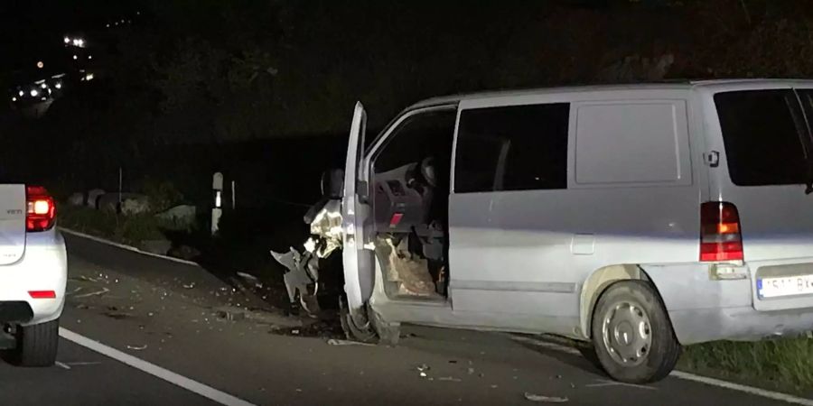 Ein Kleinbus mit spanischem Kennzeichen nach dem Unfall.