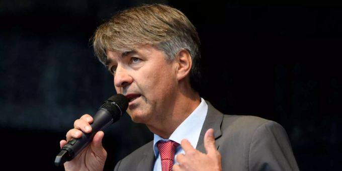 Alec von Graffenried, Berner Stadtpräsident, spricht vor Publikum. Alec von Graffenried, Berner Stadtpräsident, spricht vor Publikum.
