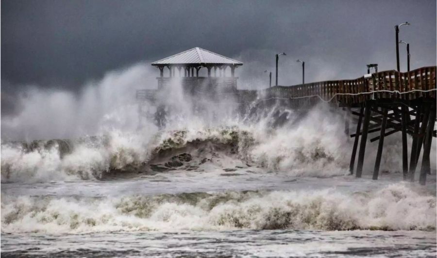 Wellen schlagen auf den Pier in Atlantic Beach in North Carolina.