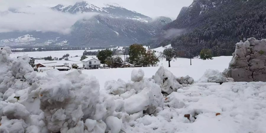 Im Kanton Graubünden liegt am Sonntagmorgen viel Schnee.