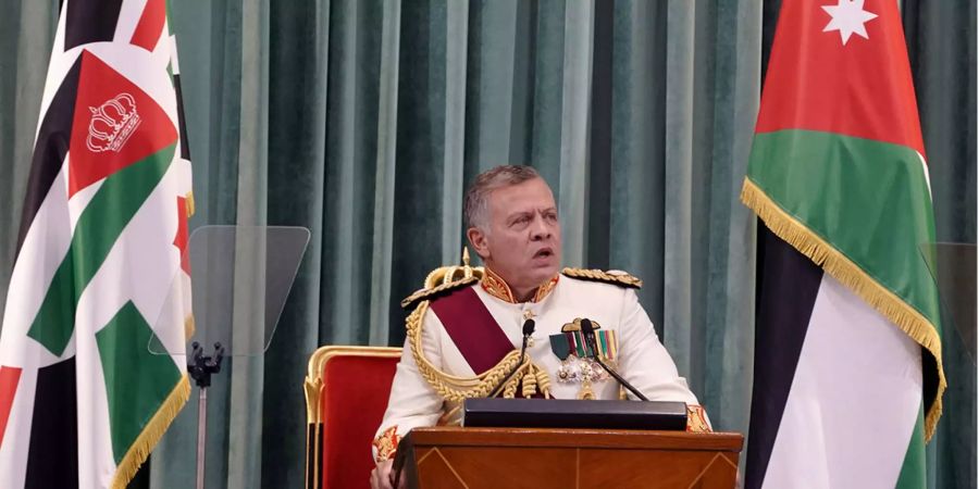 König Abdullah II. von Jordanien nimmt die Ehrenwache während einer Zeremonie ab, bevor er die Eröffnungsrede zur dritten ordentlichen Sitzung des 18. Parlaments hält.