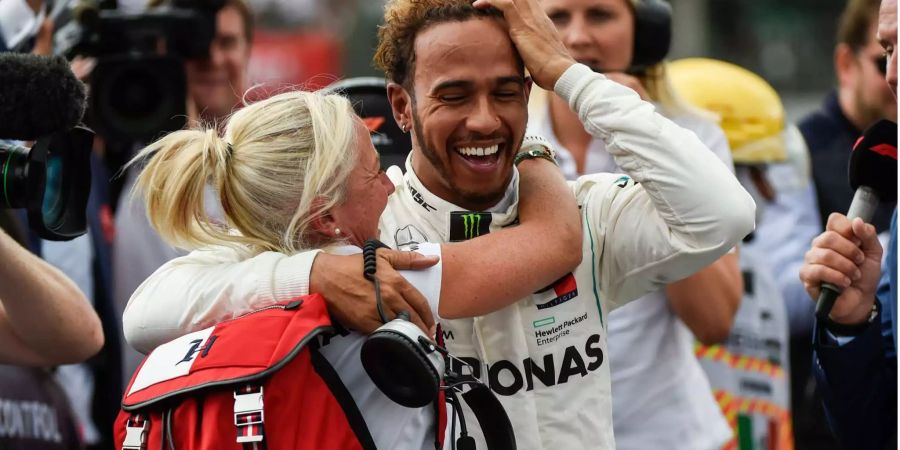 Lewis Hamilton umarmt seine Physiotherapeutin Angela Cullen von Mercedes in Mexiko City.