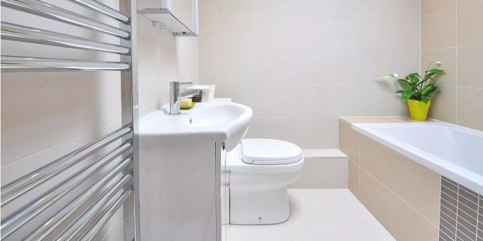 Eine Toilette steht in einem Badezimmer. Eine Toilette steht in einem Badezimmer.