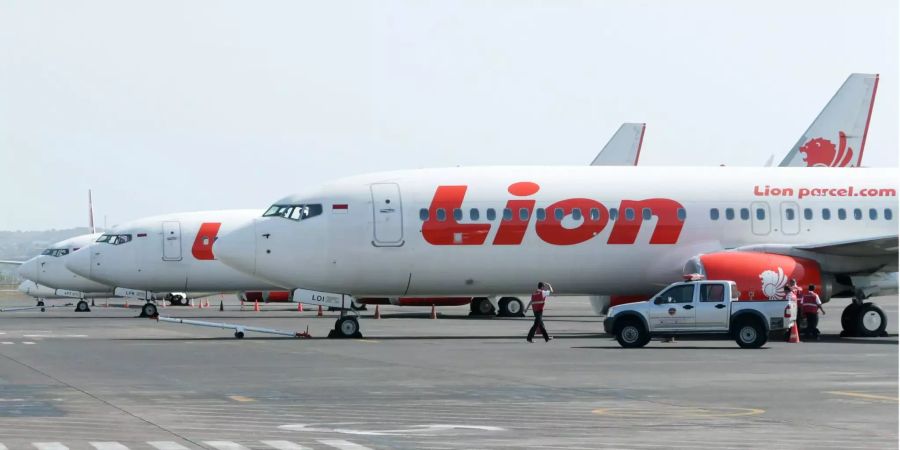 Flugzeuge der Fluggesellschaft Lion Air stehen auf dem International Airport auf Bali (Indonesien).