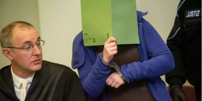 Die Angeklagte (r.) im Prozess wegen Mordes an einer chinesischen Studentin setzt sich im Landgericht neben ihren Verteidiger Rüdiger Klose (l.). Die Angeklagte (r.) im Prozess wegen Mordes an einer chinesischen Studentin setzt sich im Landgericht neben ihren Verteidiger Rüdiger Klose (l.).