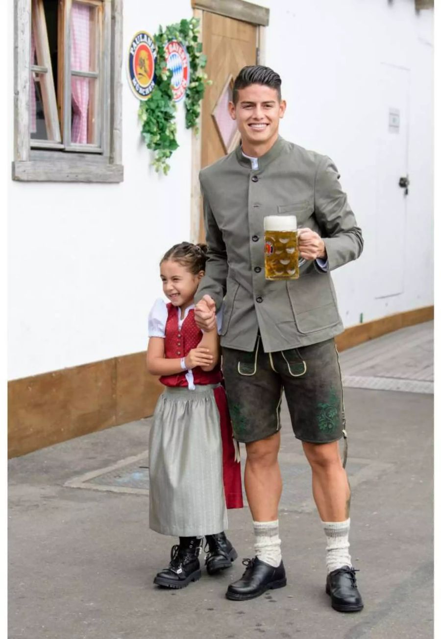 James Rodriguez kommt mit seiner Tochter Salome Rodriguez Ospina in das Käferzelt auf dem Oktoberfest auf der Theresienwiese.