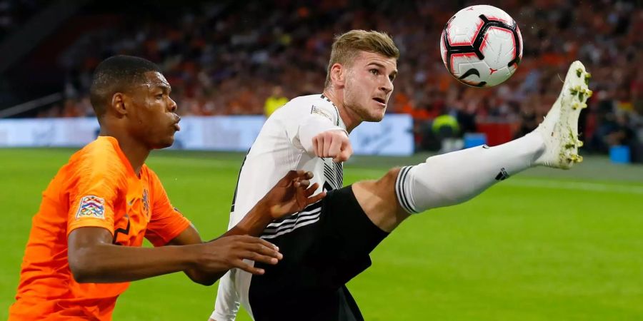 Timo Werner aus Deutschland und Denzel Dumfries aus den Niederlanden kämpfen im Spiel der Nations League um den Ball.