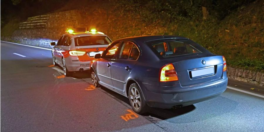 Die Autofahrerin fuhr vorne links ohne Reifen in ein Patrouillenfahrzeug der Kantonspolizei Graubünden.