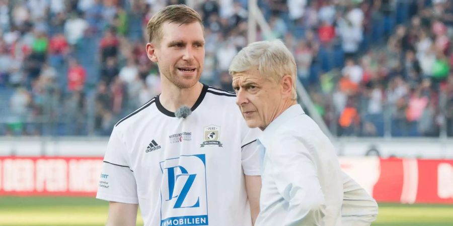 Per Mertesacker steht bei seinem Abschiedsspiel in der HDI-Arena mit seinem langjährigen Arsenal-Trainer Arsene Wenger.