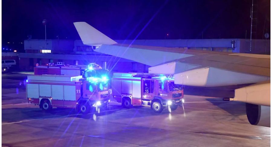 Auf dem Flughafen Köln/Bonn erwarteten mehrere Feuerlösch-Fahrzeuge Merkels Flugzeug, das eine harte Landung hatte.