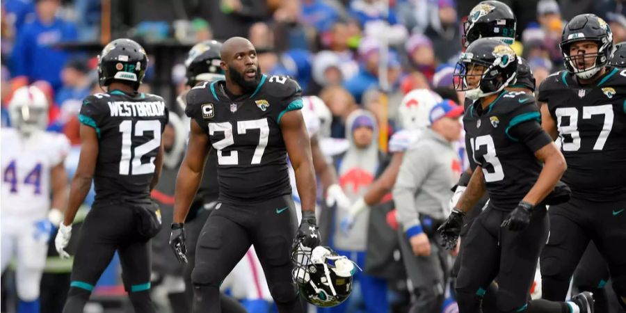 Die Offense der Jacksonville Jaguars steht und fällt mit Running Back Leonard Fournette. Stellvertretend dafür steht die Partie gegen die Buffalo Bills. Der RB wird gegen Ende des dritten Viertels nach einem Handgemenge des Feldes verwiesen. Danach läuft bei den Jags nichts mehr zusammen. Bills-QB Josh Allen führt sein Team zum 24:21-Erfolg. Das dürfte vor allem Jaguars-Verteidiger Jalen Ramsey nerven. Dieser bezeichnete den QB vor der Saison als Müll. Jacksonville hat aus der Niederlage Konsequenzen gezogen: Offensive Coordinator Nathaniel Hackett wurde entlassen und Coach Doug Marrone setzt im nächsten Spiel QB Blake Bortles auf die Bank.