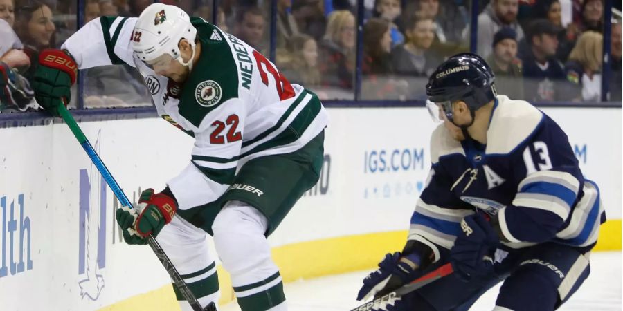 Minnesotas Nino Niederreiter setzt sich gegen Cam Atkinson von den Columbus Blue Jackets durch.