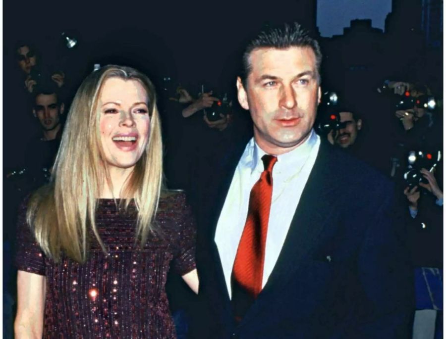 Strahlend zeigt sich US-Schauspielerin Kim Basinger an der Seite ihres Ehemannes Alec Baldwin in 2000.