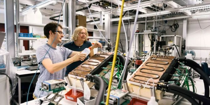 Experimentalphysikerin Ulrike Lohmann arbeitet mit Fabian Mahrt in einem Labor der ETH Zürich.