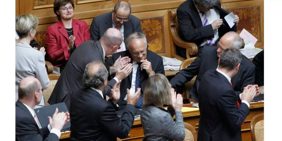 Parteikollegen applaudieren dem soeben in den Bundesrat gewählten Johann Schneider-Ammann, bei den Ersatzwahlen in den Bundesrat durch die Vereinigte Bundesversammlung.