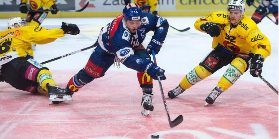 Chris Baltisberger von den ZSC Lions setzt sich gegen Gatean Haas vom SC Bern durch.