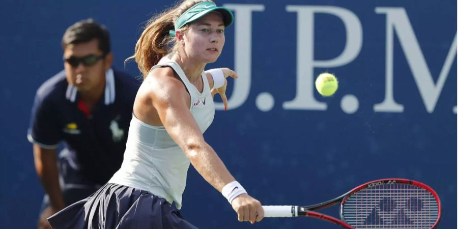 Stefanie Vögele schlägt eine Rückhand an den US Open 2018 (Archivbild).