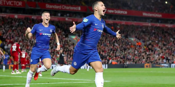 Eden Hazard jubelt über sein Tor gegen Liverpool. Eden Hazard jubelt über sein Tor gegen Liverpool.