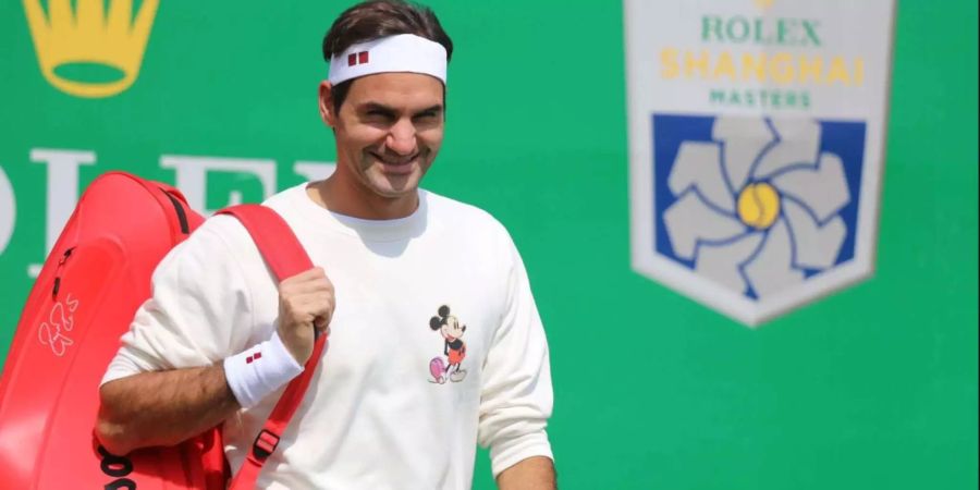 Roger Federer zeigt sich im Training im Micky-Maus-Pullover.