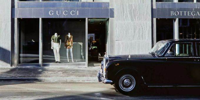 Ein Rolls Royce ist vor dem Luxusgeschäft von Gucci geparkt. Kering Luxusgeschäft Gucci